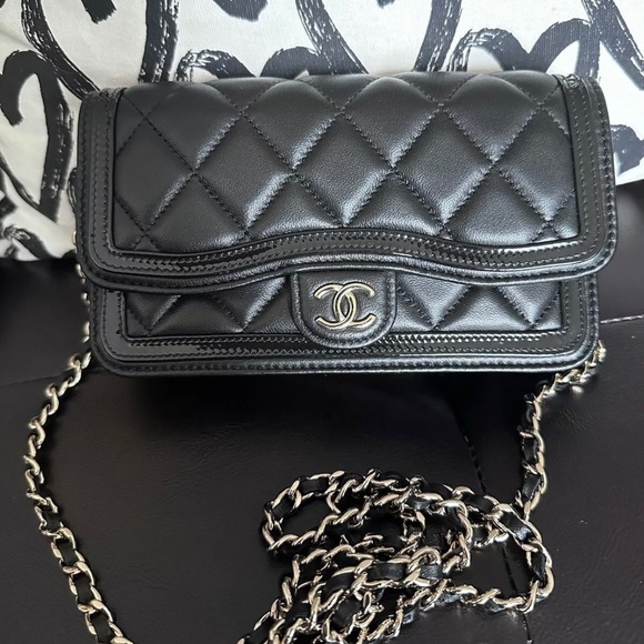 Chanel 23B black flap phone holder with light gold hardware - Picture 2 of 14